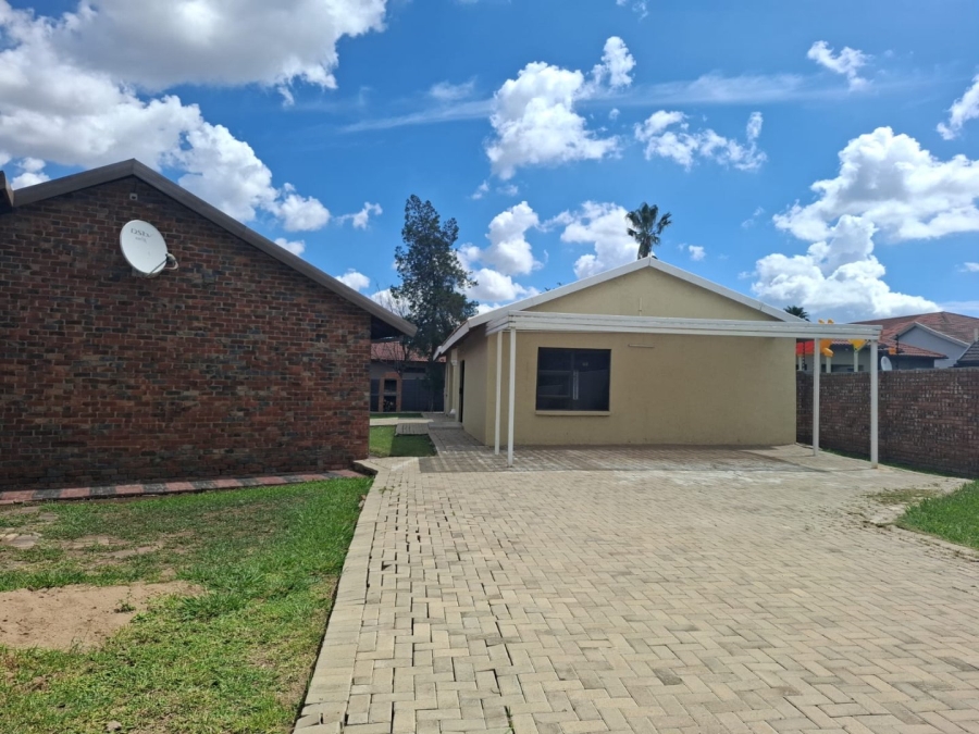 5 Bedroom Property for Sale in Fichardt Park Free State